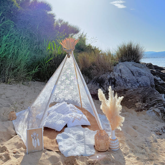 Tipi bohème : avec tapis, coussins, lanterne, pampa